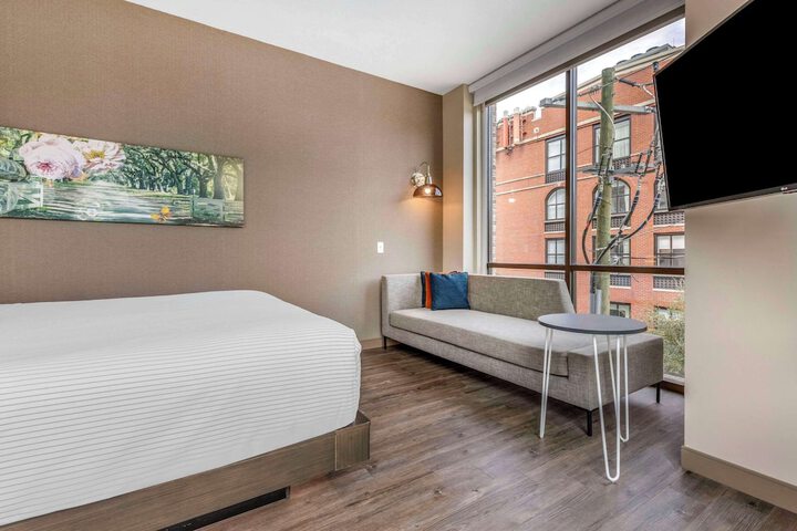 Room 32 of 58