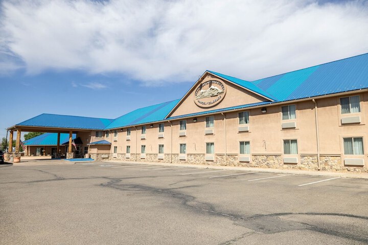 Blue Mountain Inn & Suites