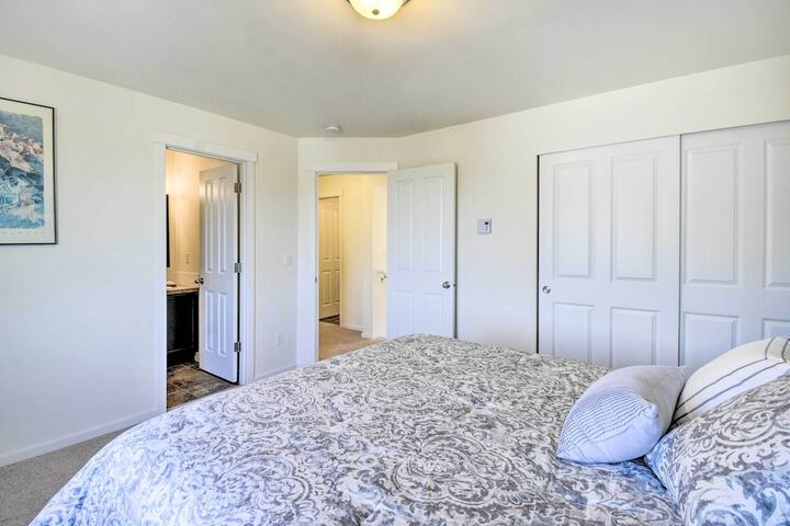 Pet-friendly Poulsbo Abode w / Mountain Views!