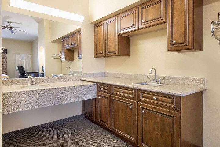 Days Inn by Wyndham Baytown East