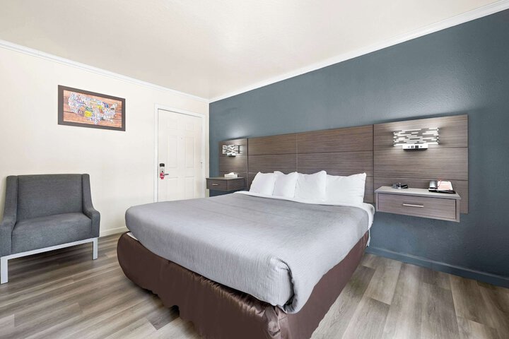 Room 26 of 46