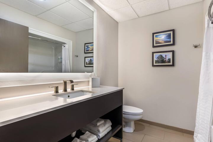 Comfort Suites Chincoteague Island Bayfront Resort