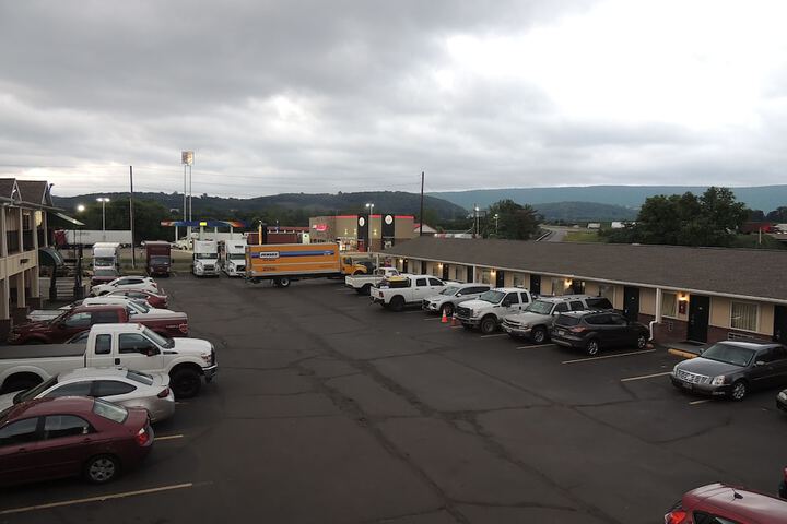 Super 8 by Wyndham Mifflinville Near Bloomsburg