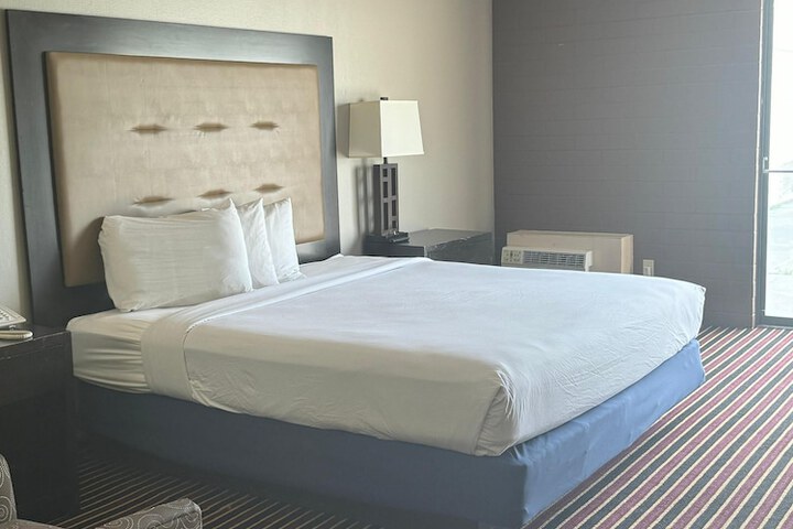 Room 4 of 9