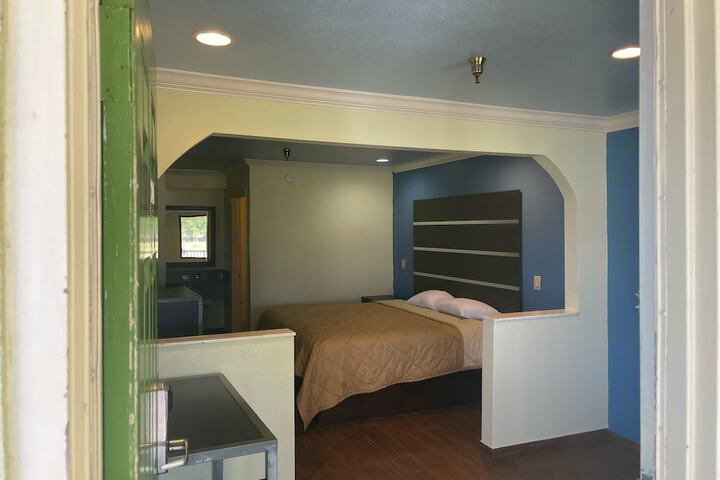 Room 6 of 8