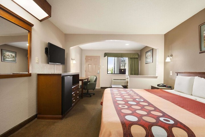 Room 8 of 16