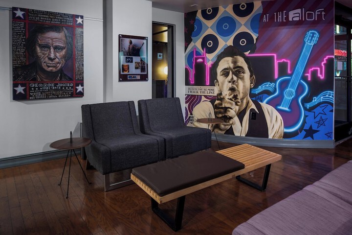 Lounge 30 of 43