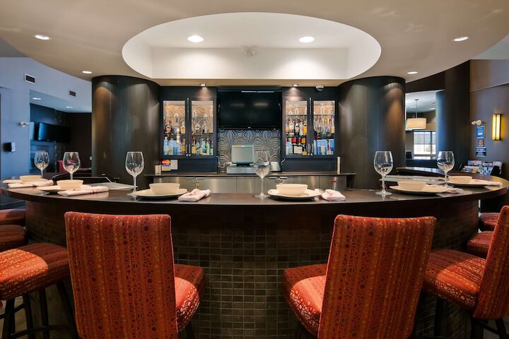 Lounge 23 of 25