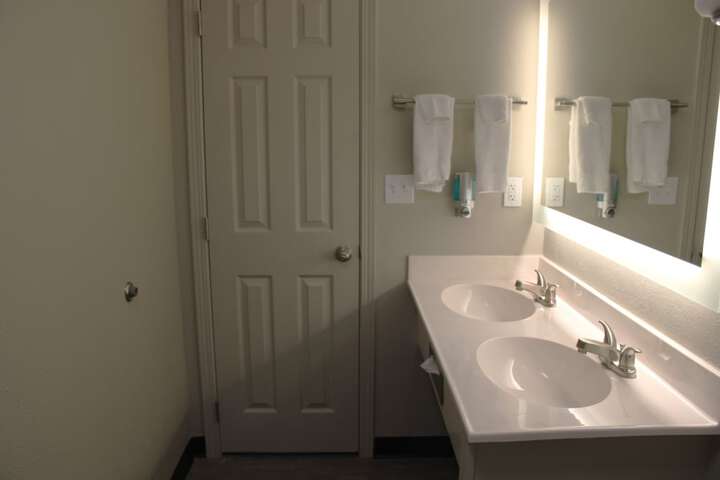 Boarders Inn & Suites by Cobblestone Hotels - Lamar