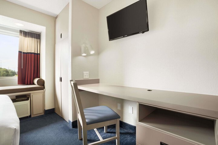 Room 12 of 16