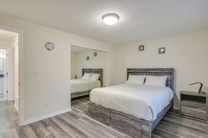 Modern Puyallup Townhome w / Backyard & Fireplace