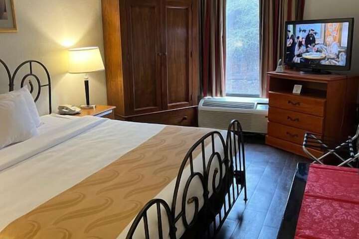 Room 13 of 33