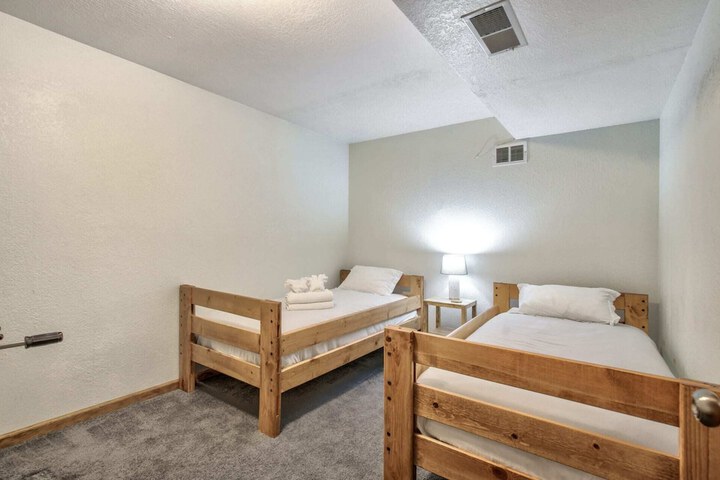 5BD Mountain Getawayhot Tub & Foosball