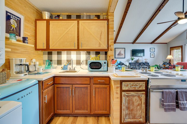 Oak Island Vacation Rental w / Decks Walk to Beach
