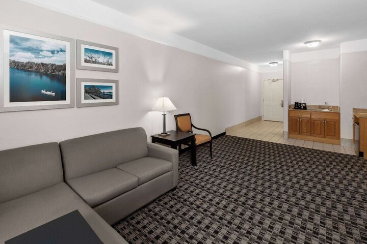 La Quinta Inn & Suites by Wyndham Deer Park