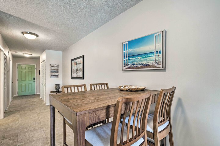 Jupiter Bay Condo w / Pool Half Mile to Beach!