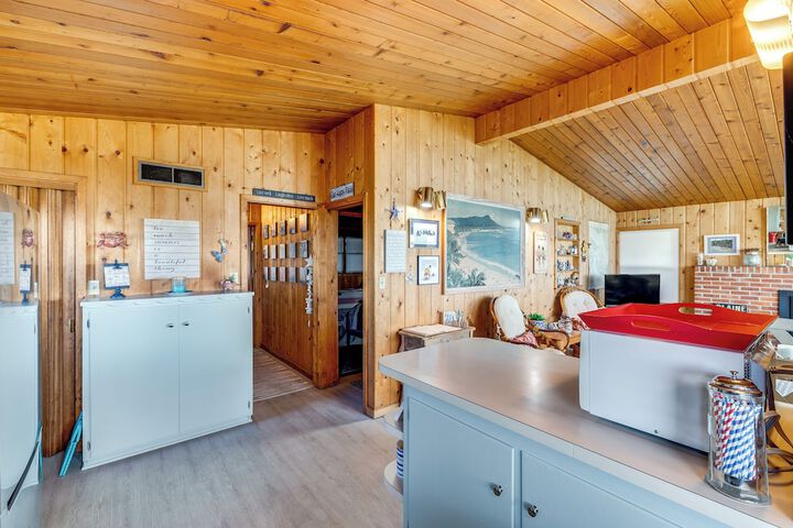 Bayfront Retreat w / Private Beach in Birch Bay
