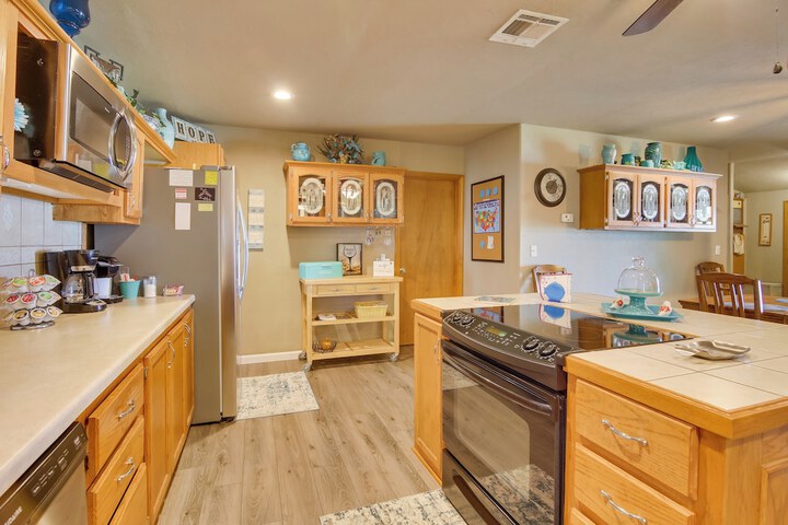 Cozy Lake Eufaula Hideaway w / Fire Pit & Hot Tub!