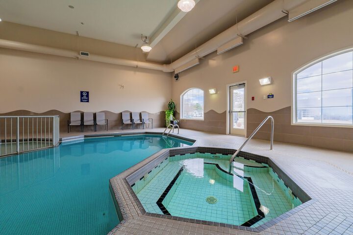 Days Inn & Suites by Wyndham Brandon
