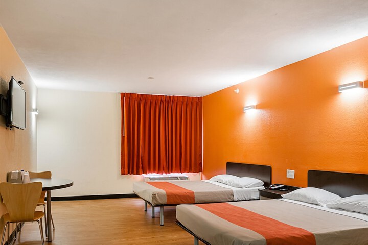 Room 13 of 30