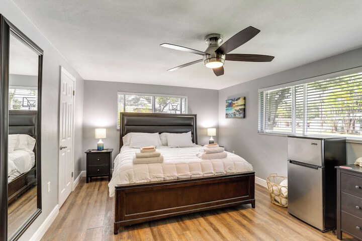 Bright Pinellas Park Getaway w / Private Pool!