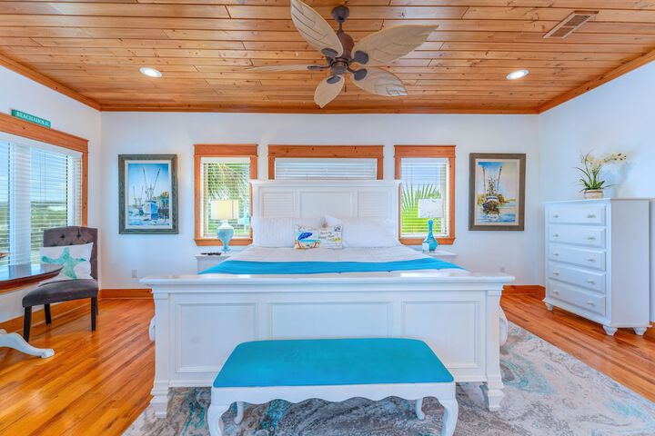 Riverfront Carrabelle Home w / Furnished Patio!