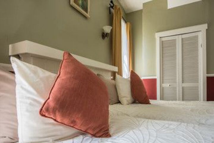 Oak Bay Guest House Bed & Breakfast