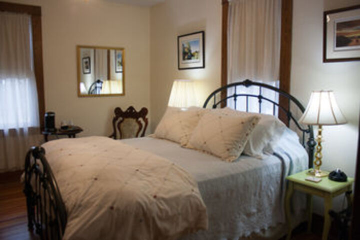 DeBourge Guesthouse