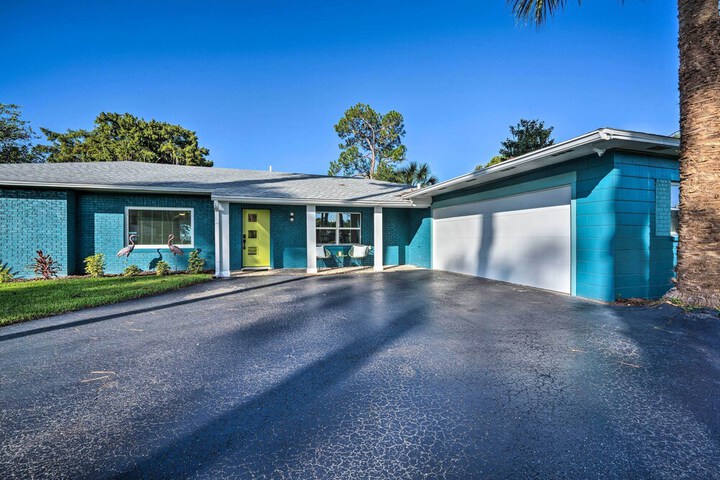 Waterfront Lake Dora Escape w / Private Dock & Slip