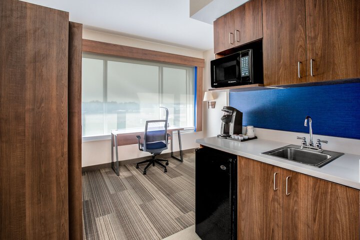Holiday Inn Express & Suites Ontario by IHG