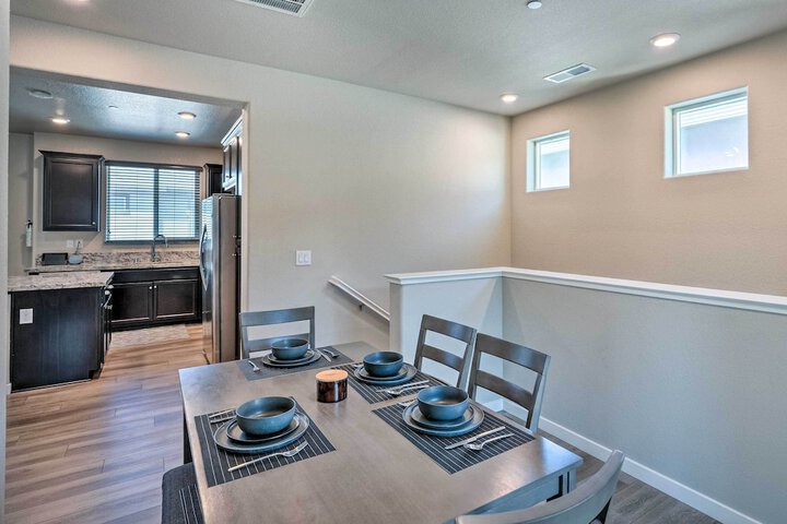 Pet-friendly Elk Grove Retreat w / Balcony!