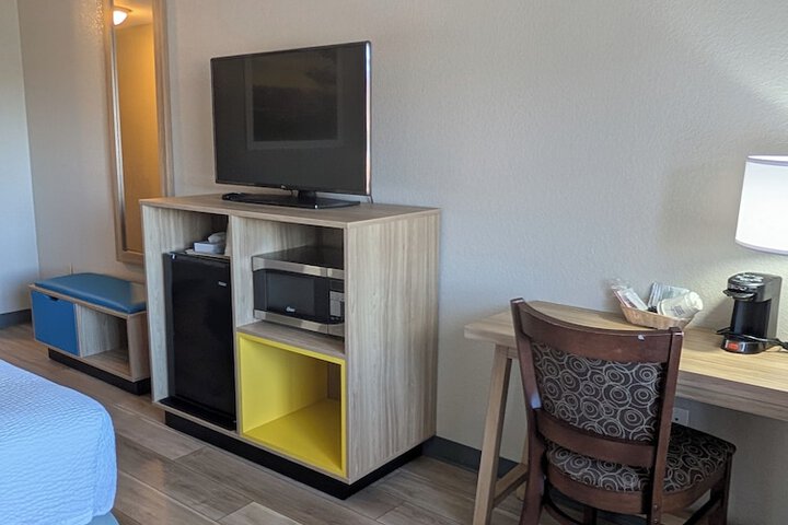 Days Inn & Suites by Wyndham Castle Rock