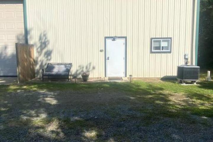102 Acre Pet Friendly Horse Farm! Bring your horse too!