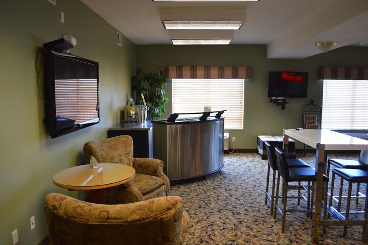 Lounge 35 of 47