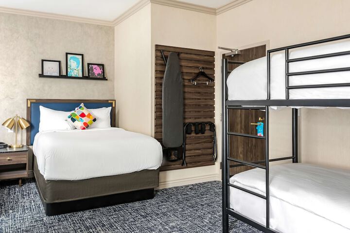 Room 13 of 33