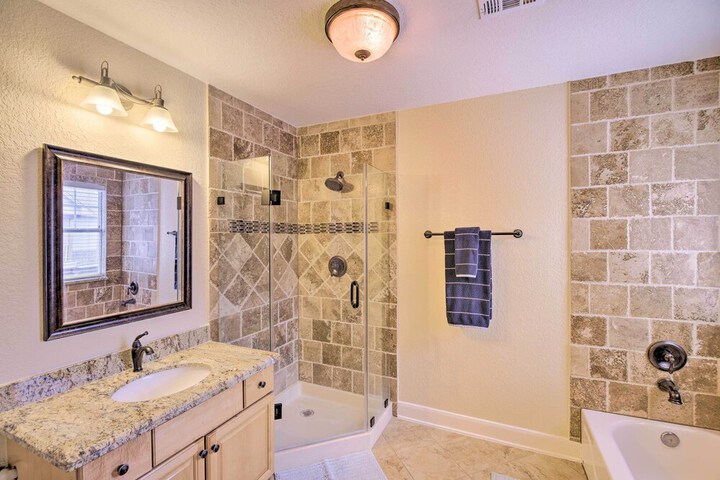 Apt w / Balconies - Steps to Kemah Boardwalk!