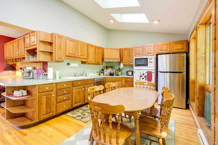 Spacious Woodbury Home w / Pool + Hot Tub!