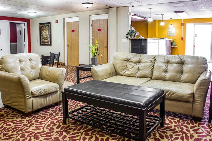 Econo Lodge Inn & Suites Walnut