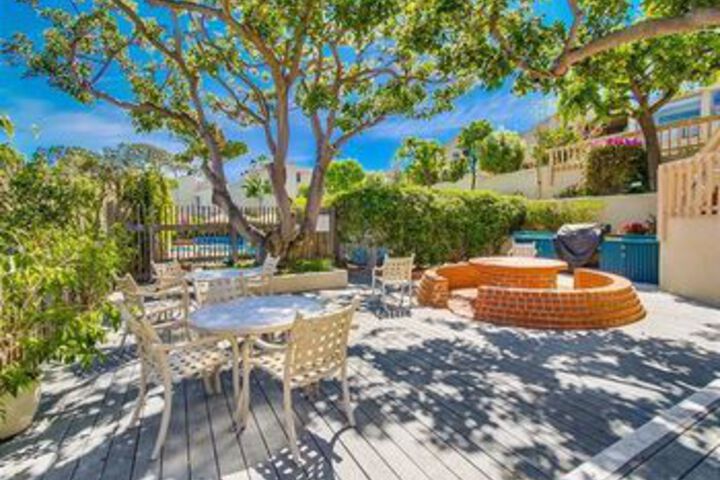 Newly remodeled Beach 2 Br condo by RedAwning