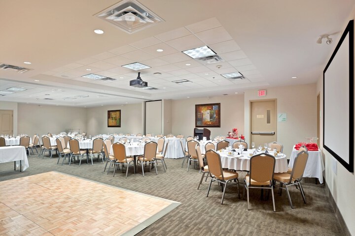Ballroom/Hall 30 of 34