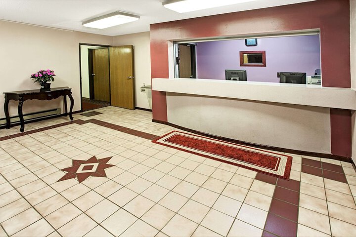 Super 8 by Wyndham Heath / Newark