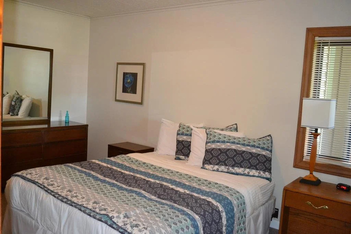 Buzzs Lakeside Inn
