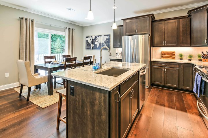 Downtown Townhome Walk to Dine & Shop on Broad St
