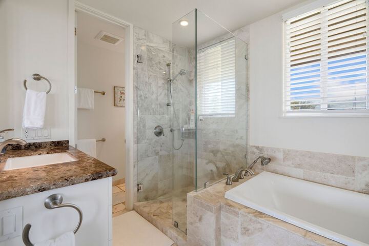 King Hale 4 Bedroom Home by RedAwning
