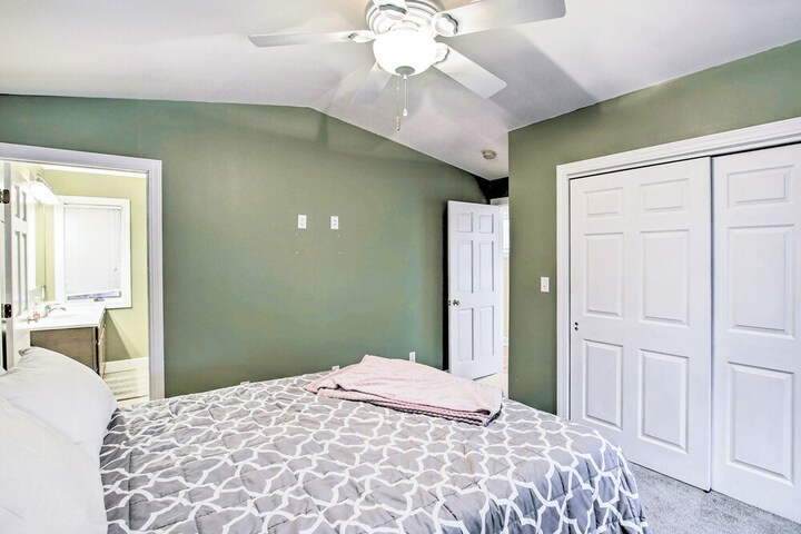 Green Lake Vacation Home w / Screened Porch!