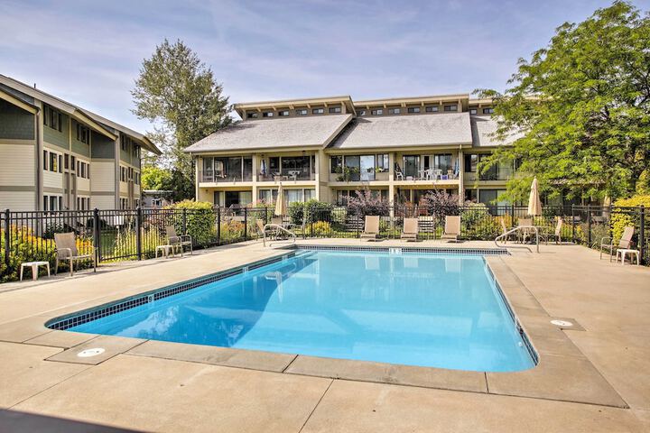 Lake Pend Oreille Condo w / Porch & Mountain View!