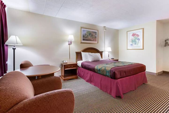 Room 10 of 19