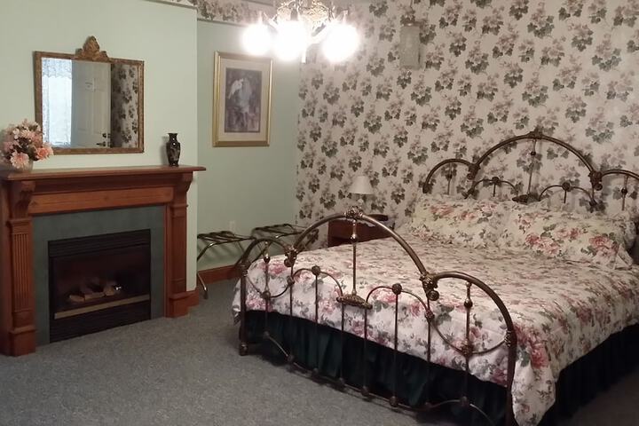 Chestnut Charm Bed & Breakfast