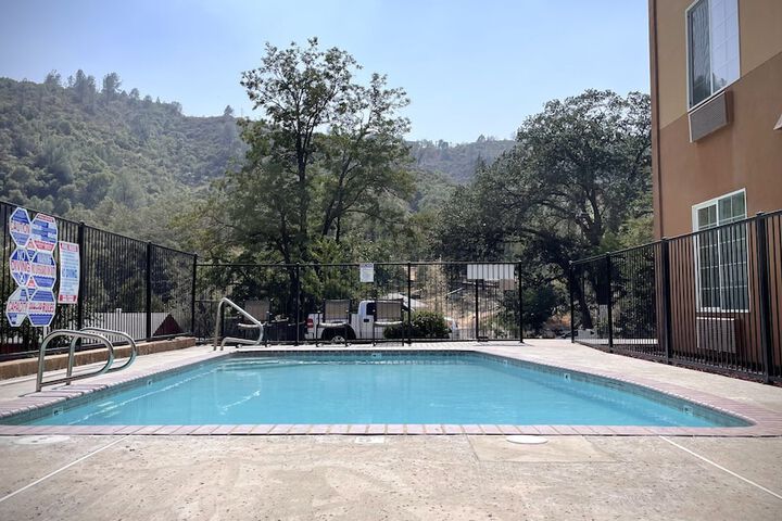 Pool 10 of 71