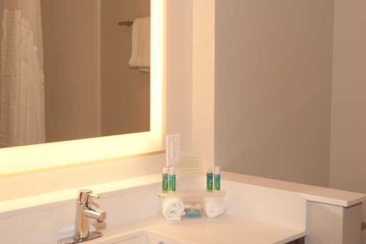 Holiday Inn Express & Suites Decatur by IHG
